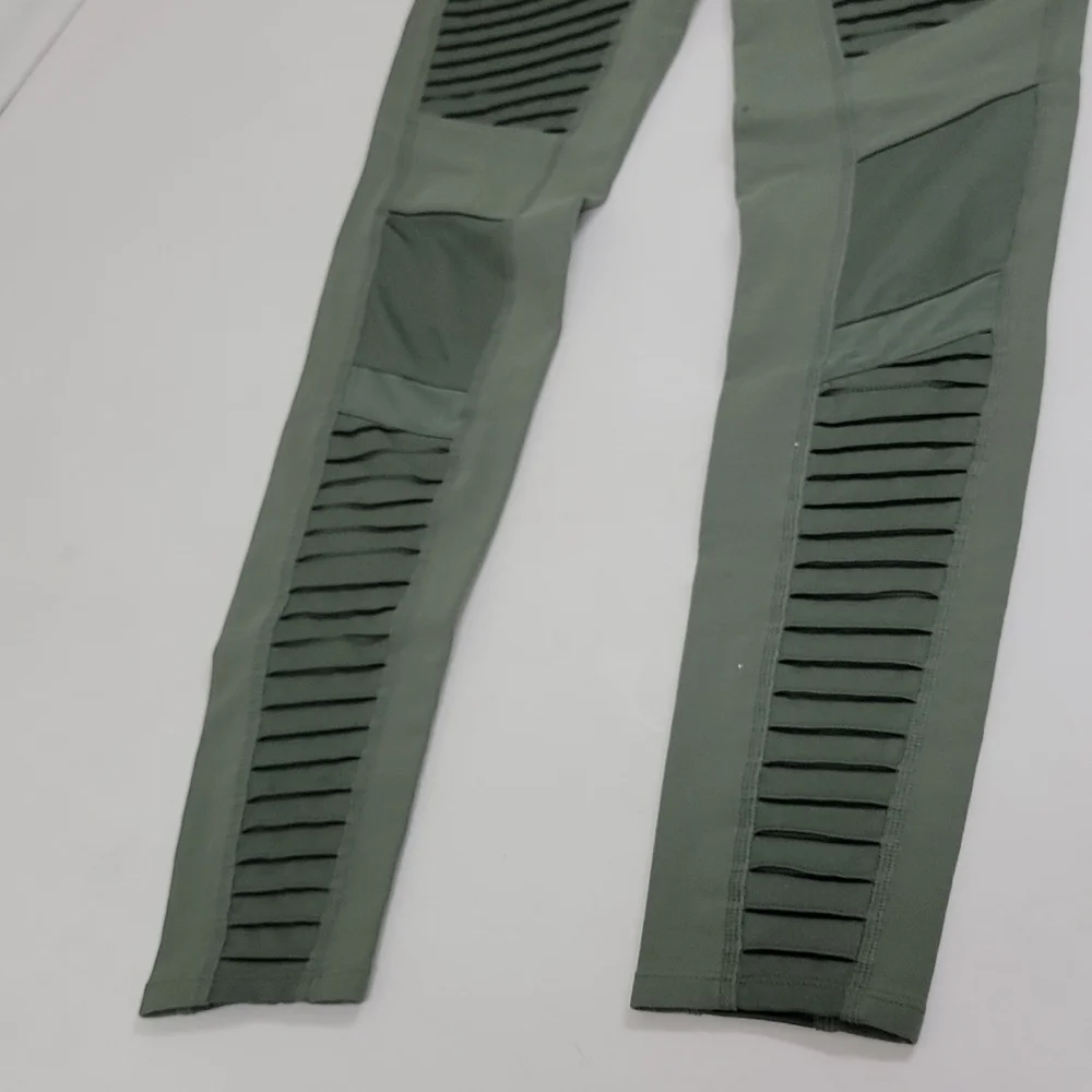 Alo Yoga High Waist Moto Legging Jungle M (one small hole) - Picture 5 of 11